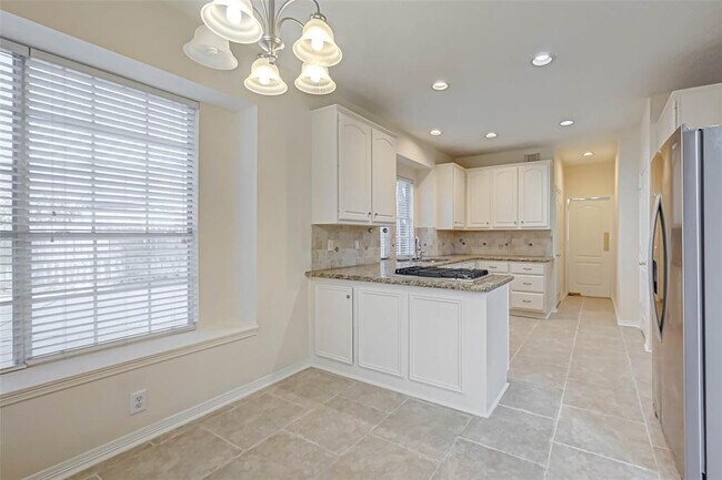 Building Photo - 910 Chinni Ct