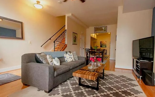 Building Photo - Charming Rowhouse Retreat in the Heart of DC!