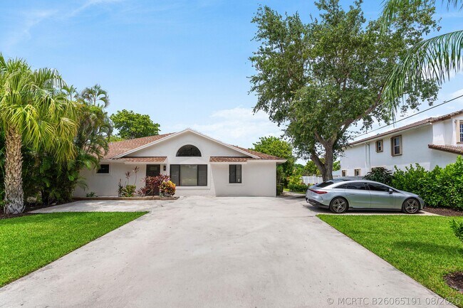 Building Photo - 825 Dogwood Dr