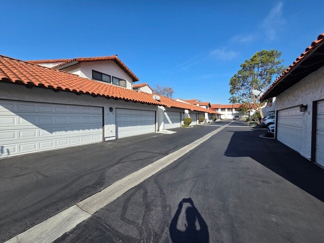 Building Photo - 2 Bedroom 2.5 Bath Town House in West Ventura
