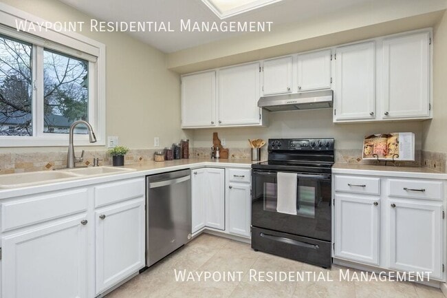 Building Photo - 4943 W Catalpa Dr