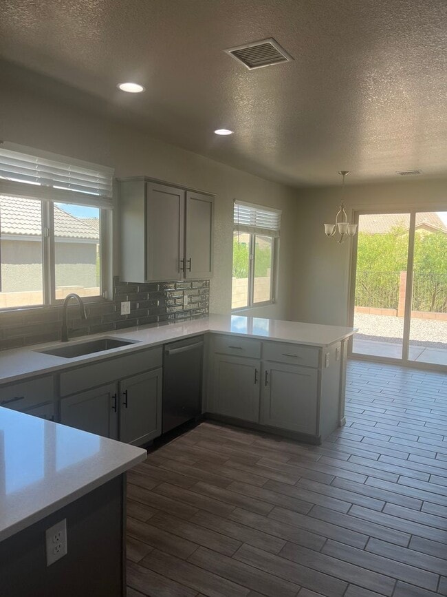 Building Photo - Beautiful Like New 4 Bedroom 3 Bathroom ho...