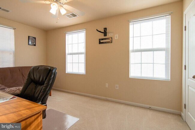 Building Photo - 816 Croggan Cres