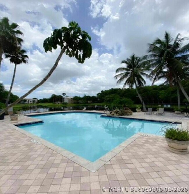 Building Photo - 400 Crestwood Ct N