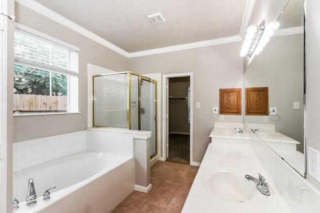 Building Photo - 902 Rock Springs Dr