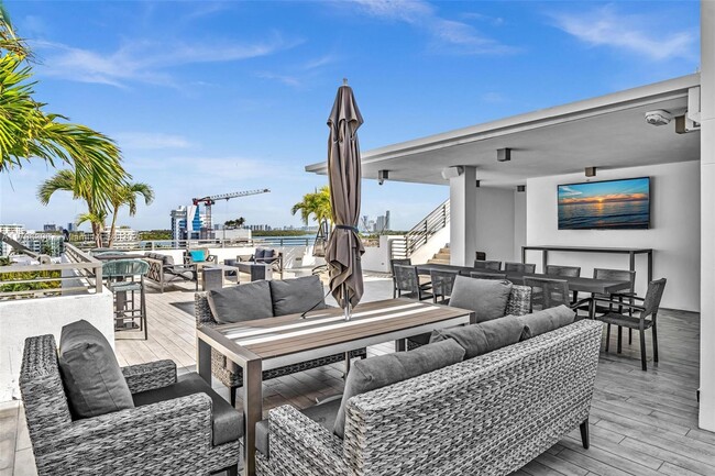 Building Photo - 9901 E Bay Harbor Dr