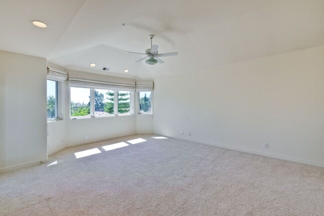 Building Photo - Large 3,767 sqft home on a 10,000 sqft lot- 2 bed located on 1st floor w/ separate entrance - Top...