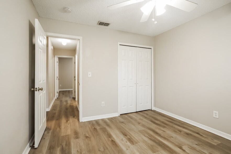 Building Photo - 2643 Pinewood Blvd E