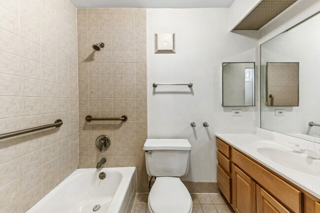 Building Photo - 111 E Chestnut St