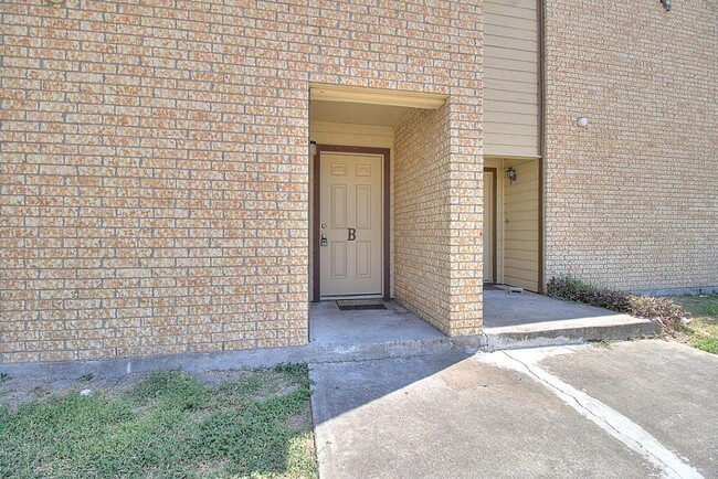 Building Photo - 2314 Capitan Dr