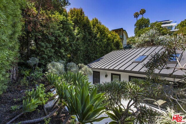 Building Photo - 2425 Rinconia Dr