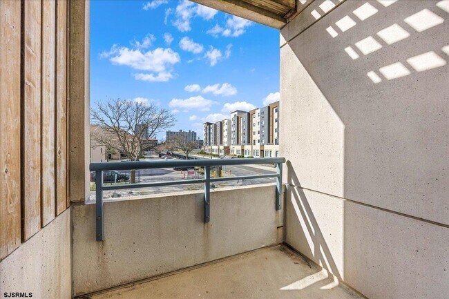 Building Photo - 526 Pacific Ave