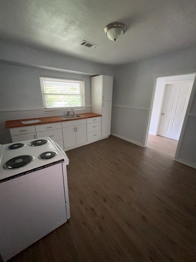 Building Photo - 805 Dorgan St