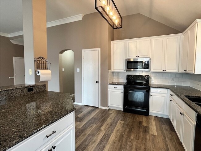 Building Photo - 3917 Miramar Dr