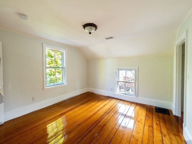 Building Photo - 12 Adella Pl