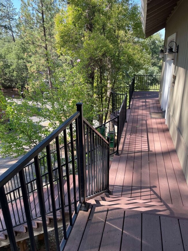 Building Photo - 3 bedroom, 3 bath unfurnished or furnished...