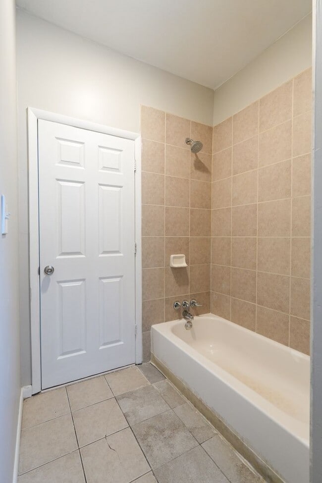 Building Photo - Newly renovated 6 bedroom 2.5 bath in Carroll Park Area