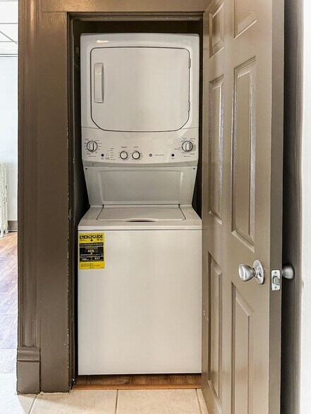 Building Photo - 1027 Woodlawn St