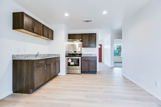 Building Photo - Updated 3 Bedroom Home For Lease!!