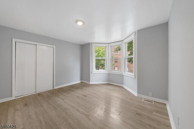 Building Photo - 54 Llewellyn Ave