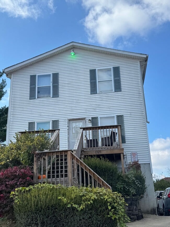 Primary Photo - 1325 N Washington St