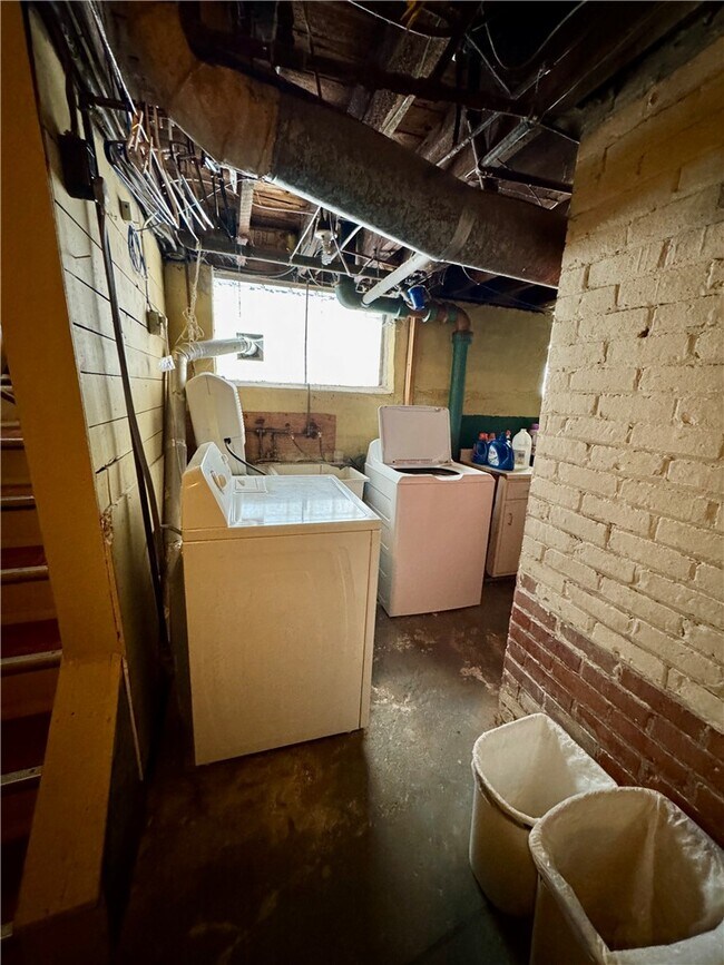 Building Photo - 275 Rosedale St