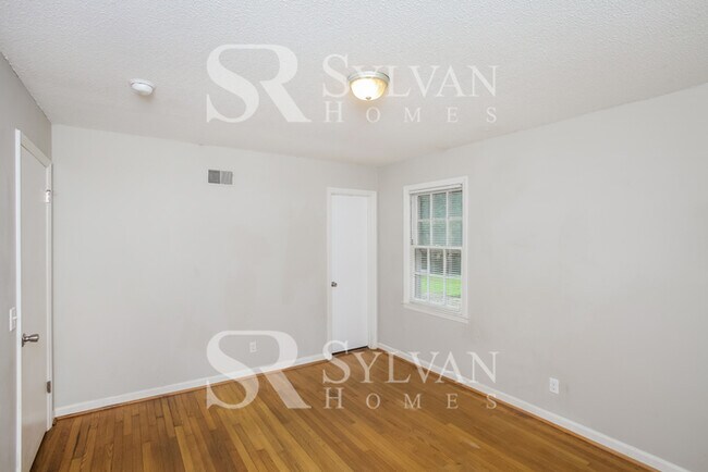 Building Photo - Cozy 3 BR 2 BA Home