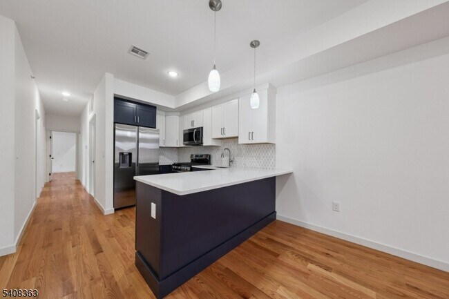 Building Photo - 52 James St