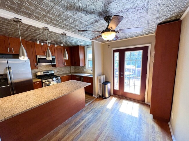 Building Photo - Charming 2 Bed 2 Bath Brick Townhome With A Fully Fenced Yard In Beautiful Foxcroft Heights