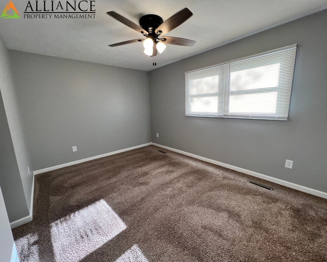 Building Photo - Lovely Home ~ Fenced Yard