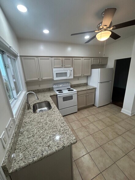 Building Photo - 1202 W Elm St