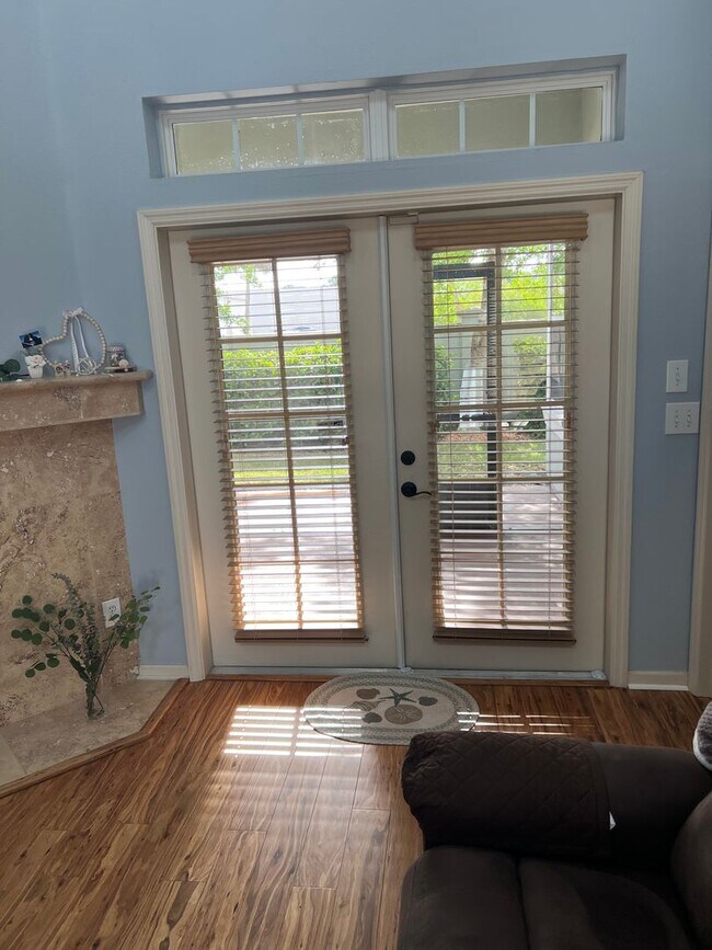 Building Photo - 2 Bed 2.5 Bath