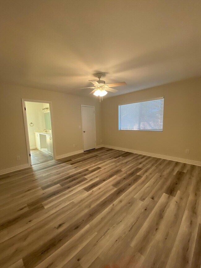 Building Photo - 5149 E Shaw Butte Dr