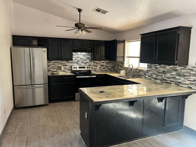 Building Photo - MOVE-IN READY!