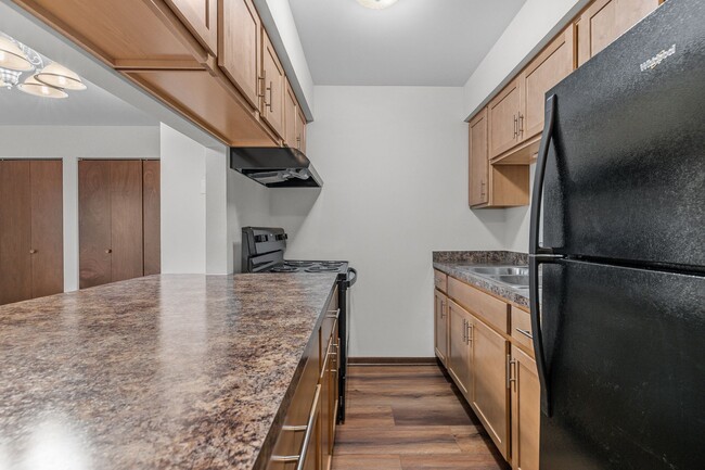 Building Photo - Renovated Lower Studio Apartment Available at our Cedar View Apartments