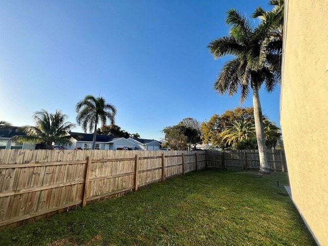 Building Photo - 7787 Ridgewood Dr