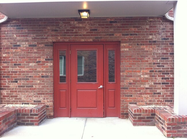Building Photo - COMING IN AUGUST! Attractive Condo, Lots o...