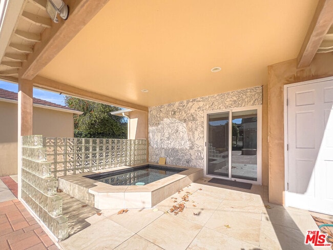 Building Photo - 15424 Camarillo St