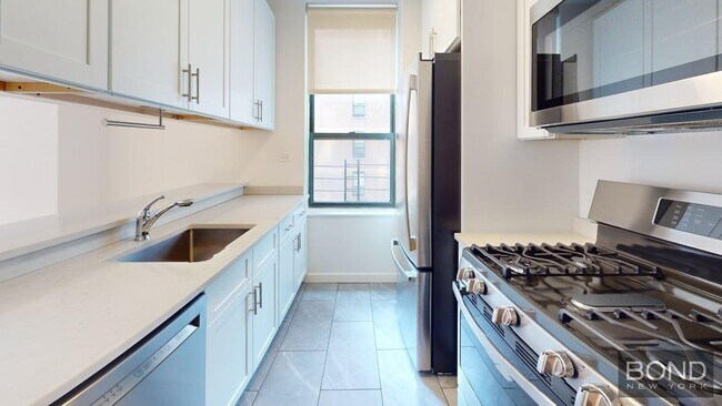 Building Photo - 247 W 87th St