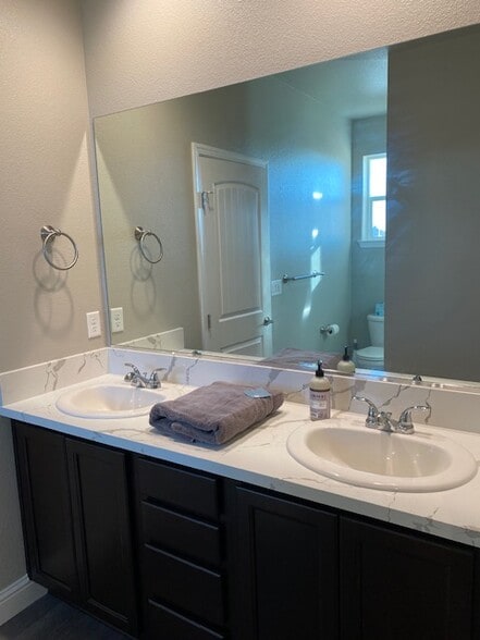 Building Photo - 880 Congaree Ln
