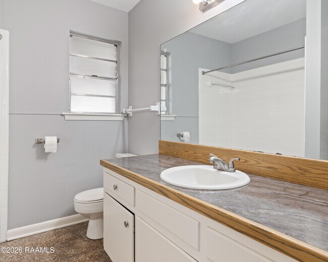 Building Photo - 207 Ashwood Dr