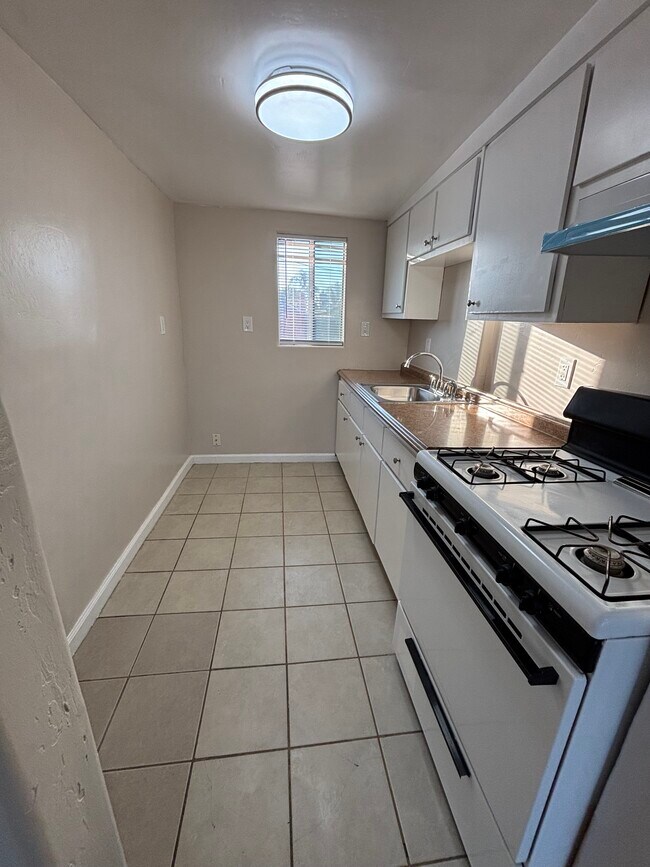 Building Photo - 304 Clyde St