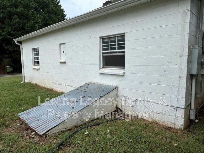 Building Photo - 4220 Glenn Hi Rd