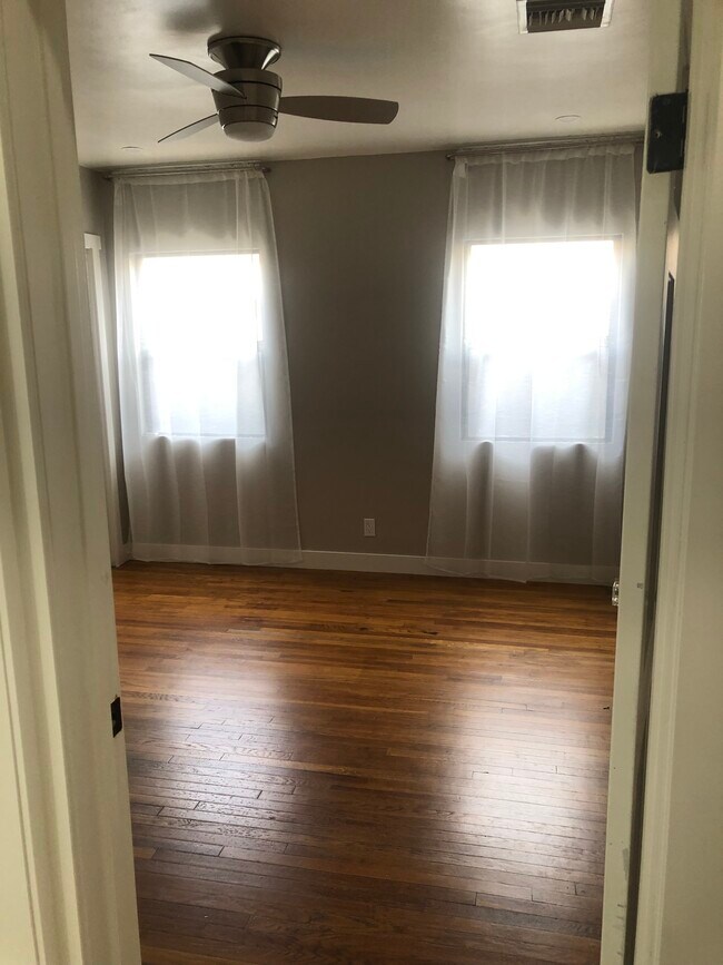 Building Photo - 3956 Olmsted Ave