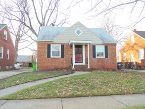 Building Photo - 300 E 246th St