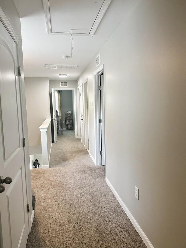 Building Photo - 664 Greenbriar Ave