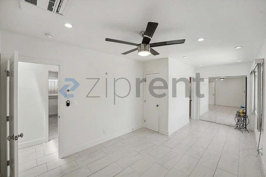 Building Photo - Unit