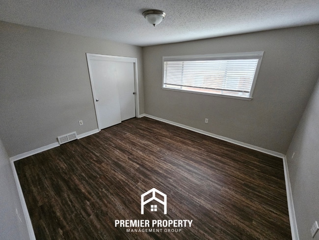 Building Photo - Large 4 Bedroom Home for Rent in Memphis | Hardwood Floors, Fireplace & Fenced Yard