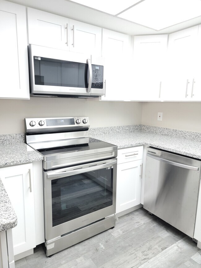 Building Photo - 5008 Manatee Ave W