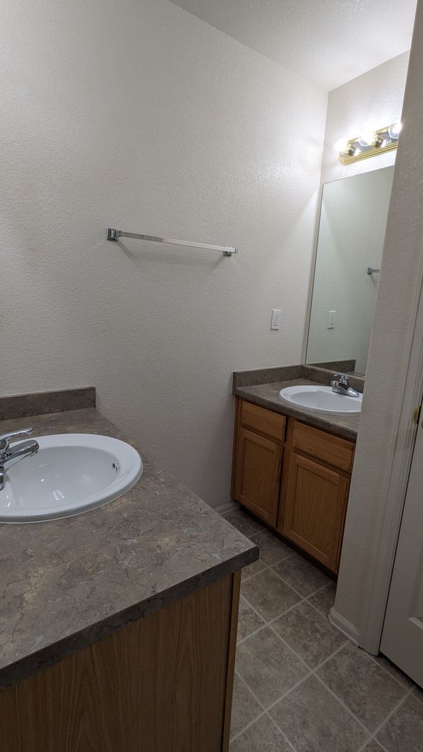 Building Photo - RANCH 3 BED/3 BATH PATIO HOME WITH MAIN FL...